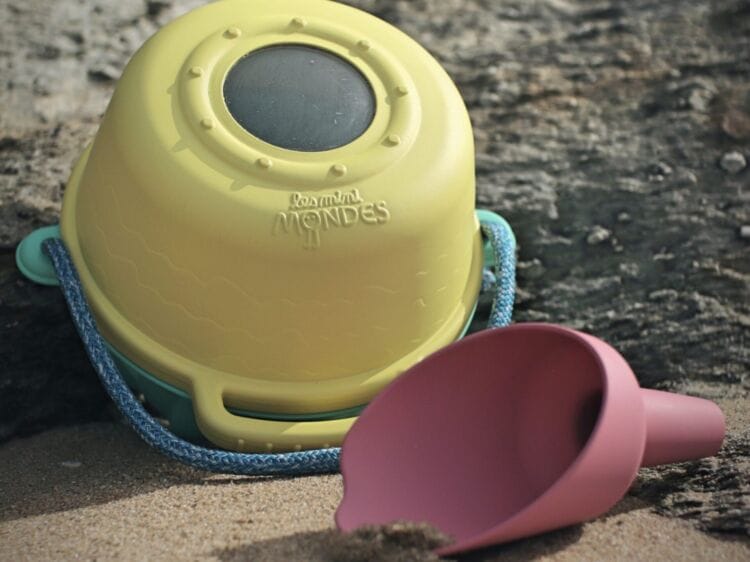 Le kit de plage : le jouet parfait pour l'été avec une pelle/arrosoir, un sceau et un aquascope